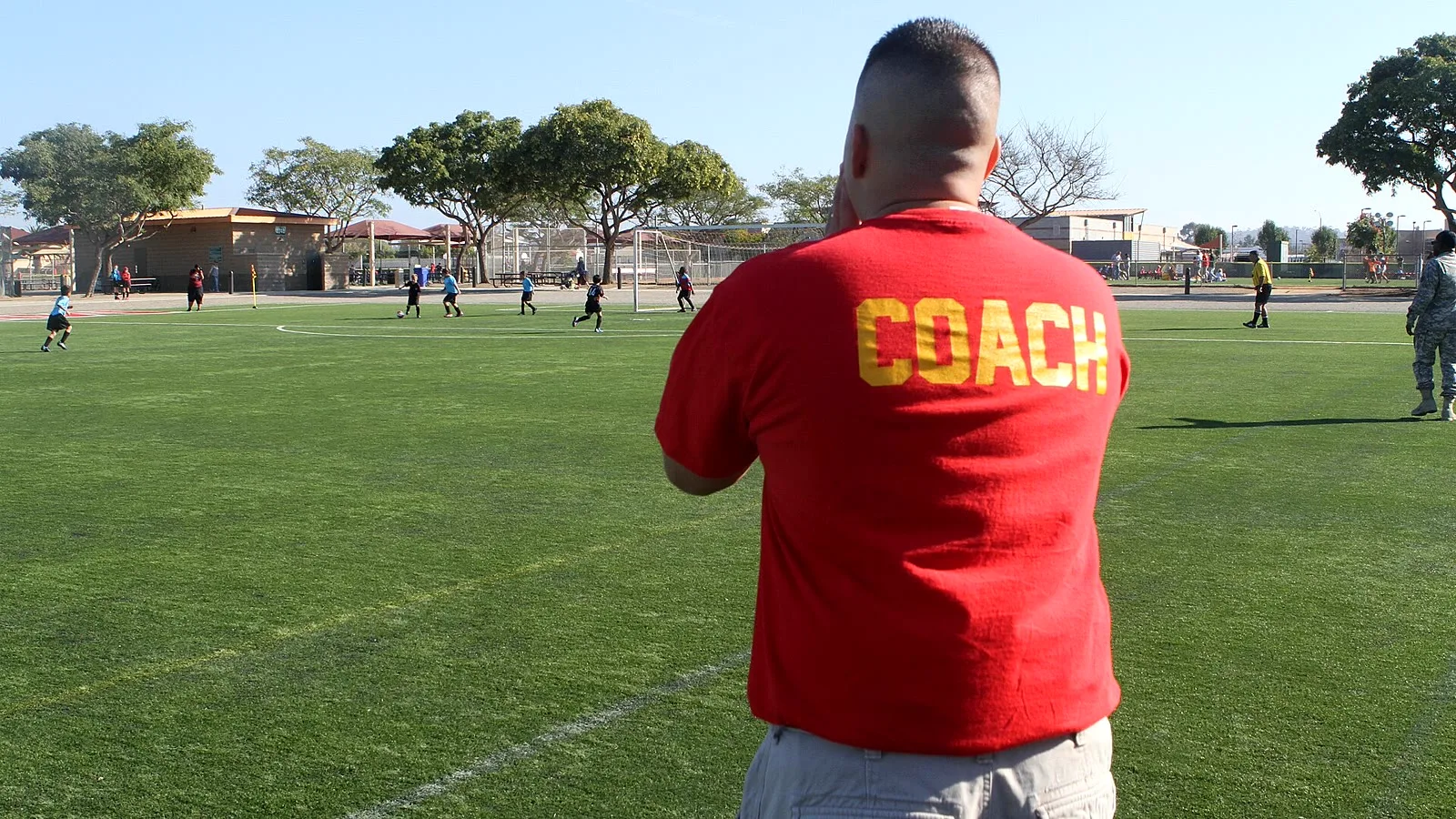 Dirigir un partido de fútbol base: qué hacer antes, durante y en el descanso
